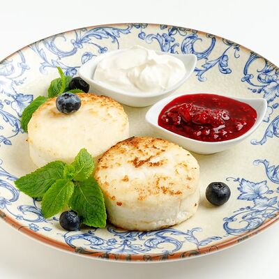 Сырники со сметаной и домашним вареньем в Эй, Джованни! по цене 385 ₽