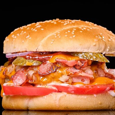 Бургер с говядиной в Крылья вкуса по цене 756 ₽