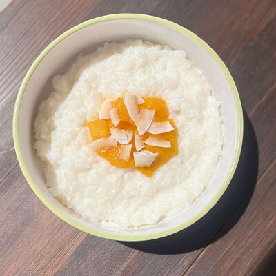 Рисовая каша с манго и кокосовыми чипсамив Ну и что по цене 350 ₽