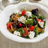 Теплый салат с хрустящими баклажанами в Двор Помидор