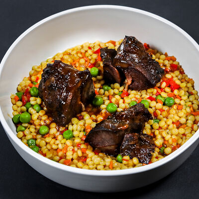 Томленая говядина (щечки) с пастой птитим в Rast Pub по цене 990 ₽