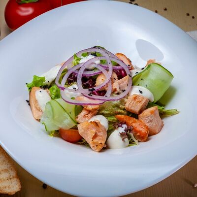 Салат с копченым лососем и горчично-сливочным соусом в Блан де блан по цене 430