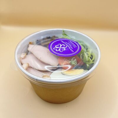 Легкий куриный бульон с лапшой рамен, куриным филе, яйцом и зеленью в Сыр вашему дому по цене 338 ₽