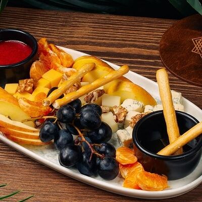 Сырная тарелка с фруктами в Хочу и буду по цене 925 ₽