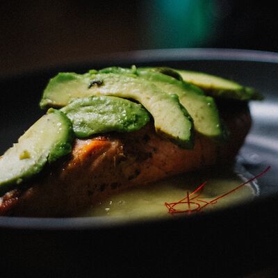 Стейк из лосося под апельсиновым соусом и авокадо в Не Спица по цене 1090 ₽