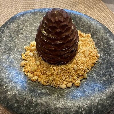 Шоколадная шишка с кедровым орехом в Чкалов. Северная кухня по цене 640 ₽