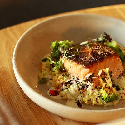 Филе лосося с ризотто из кукурузы и соусом эстрагон в Vivezza по цене 1590 ₽
