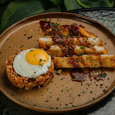 Чикен кацу с жареным рисом и яйцом в Yellow Kitchen & bar по цене 710 ₽