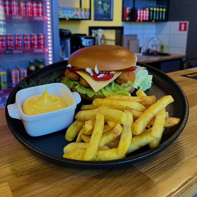 Комбо 3 - Бургер(Я), Картошка фри(100гр.), соус в Съедим всё по цене 500 ₽