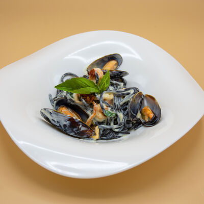 Спагетти Неро с морепродуктами в Блан де блан по цене 790 ₽