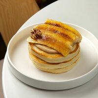 Панкейки с кофейным соусом и бананом в Forest