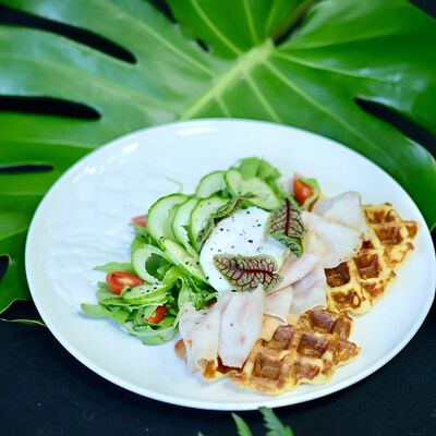 Картофельные вафли с копченой курицей и яйцом пашот в Rice foodcoffee по цене 3290 ₸
