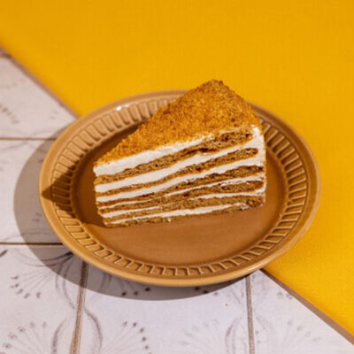 Торт Медово-сливочный в Пекарня Буханка по цене 359 ₽