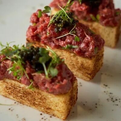 Тартар из мраморной говядины с соусом шрирача, чёрной икрой и булкой бриошь в MeatBarrique по цене 1440 ₽