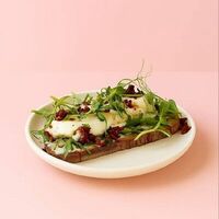 Брускетта, 2 яйца пашот, руккола и вяленые томаты и напиток в Flat coffee