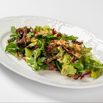 Салат с ростбифом, зеленью и битыми огурцами в Castor'ka по цене 1600 ₽