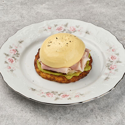 Драники из батата с тамбовским окороком и яйцом пашот в Bist по цене 990 ₽