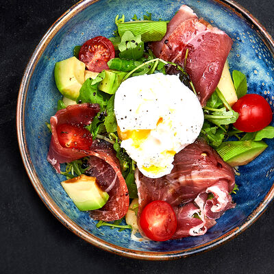 Салат с пармской ветчиной и рукколой в Mojo по цене 680