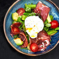 Салат с пармской ветчиной и рукколой в Mojo