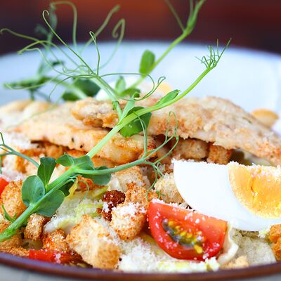 Салат Цезарь с курицей в Bun по цене 450 ₽