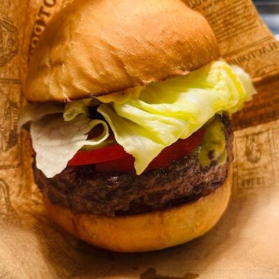 Фирменный бургер Bilw в Beer is like wine по цене 720 ₽