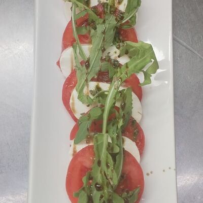 Моцарелла местная с кубанскими томатами в Эник Беник по цене 830 ₽