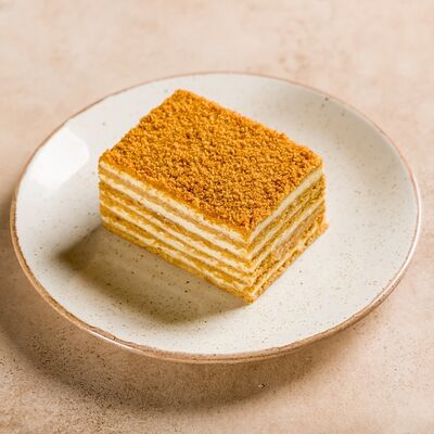 Медовик нарезка в RestikVam по цене 390 ₽