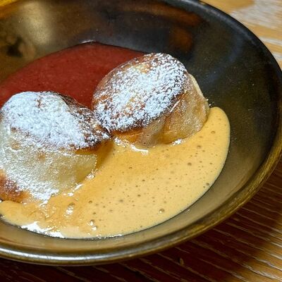 Сырники с вареной сгущенкой и клубничным соусом в Desserto Десерто по цене 310 ₽
