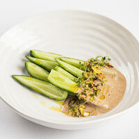 Огурцы, ореховая заправка и фисташки в Muse