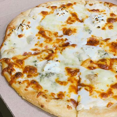 Пицца Четыре сыра в Caramel по цене 735 ₽