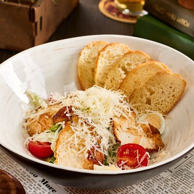 Цезарь с куриным филе в Честертон по цене 550 ₽