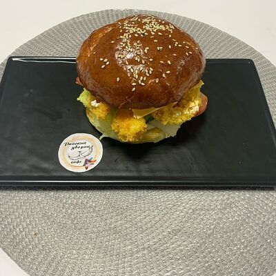 Бургер с хрустящими креветками в Райский дворик по цене 650 ₽