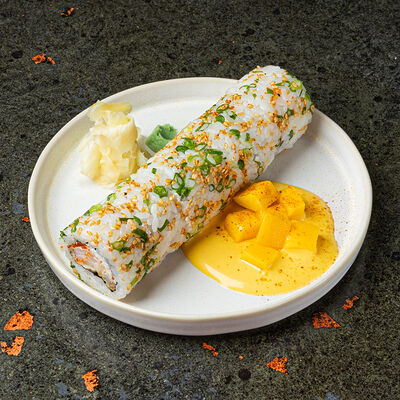 Ролл с креветкой в панировке с манго в Sumo Izakaya по цене 650 ₽