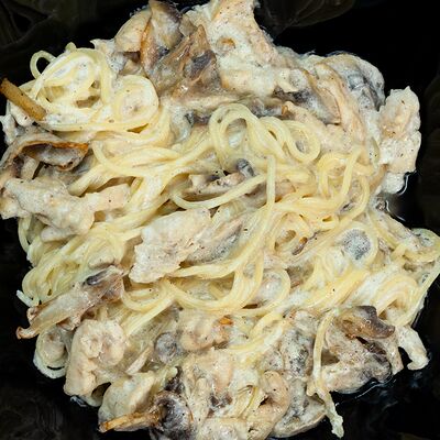 Паста с курицей и грибами в Mr roll по цене 437 ₽