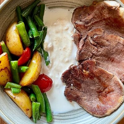 Говяжий язык с картофелем бэйби и зеленой фасолью в Sololaki по цене 780 ₽