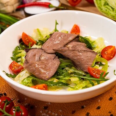 Салат с ростбифом в Говяdина по цене 620 ₽