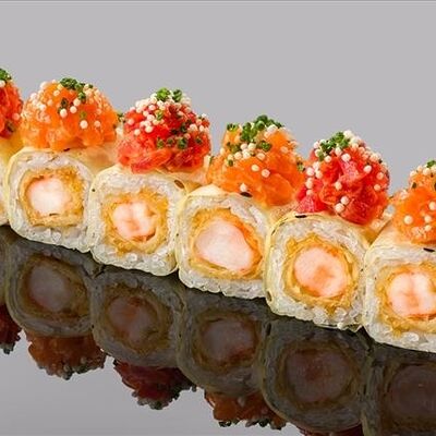 Ролл в маменори с креветкой темпура, тунцом, лососем и соусом спайси в Bluefin по цене 2540 ₽