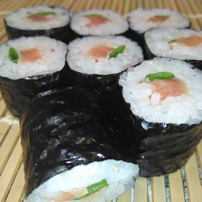 Классический ролл спайси с лососем и луком в Sushi Maki по цене 199 ₽