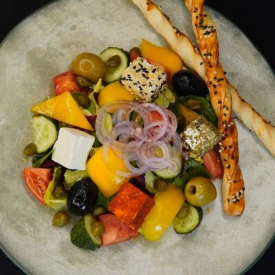 Салат Греческий в Игристо по цене 670 ₽