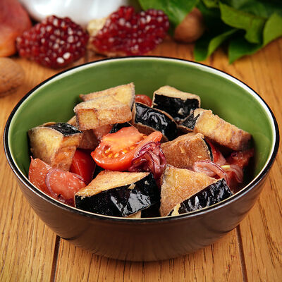 С розовыми томатами и жареными баклажанами под соусом сладкий чили в Сулугуни по цене 552 ₽