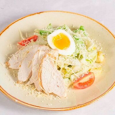 Салат Цезарь с курочкой в Луиджи & Тосё по цене 259 ₽