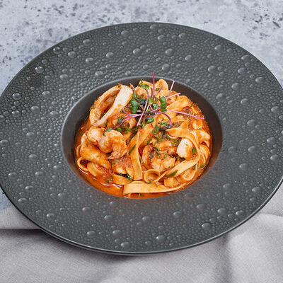 Тальятелле с креветками и кальмаром в соусе Арабьятта в Belochka по цене 650 ₽