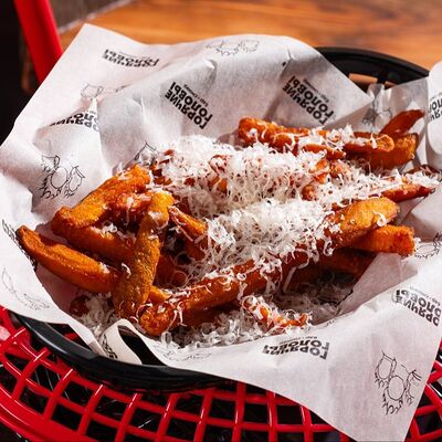 Батат фри с соусом блю чизв Горячие головы по цене 510 ₽