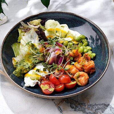 С жареными креветками, киноа, гуакамоле и дзадзики в Мясо & Рыба по цене 890 ₽