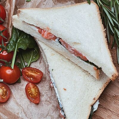 Сэндвич с лососем и творожным сыромв Jeffreys coffee shop по цене 359 ₽