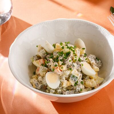 Оливье с копченой курицей в Кукумбер по цене 590 ₽