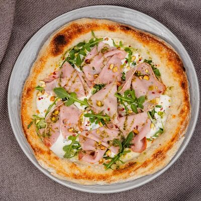 С мортаделлой и фисташкой в Лебовски Пицца и Боулинг по цене 830 ₽