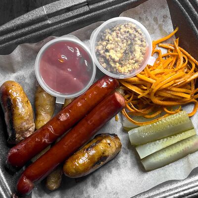 Ассорти из колбасок в Крылья по цене 665 ₽