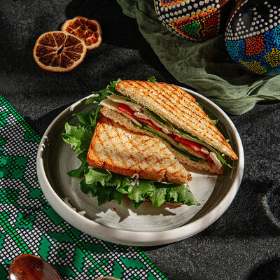 Сэндвич с курицей (2 порции) в Тут и там по цене 940 ₽