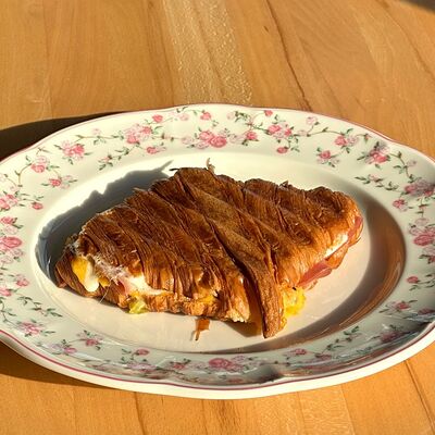 Гриль-круассан с индейкой, моцареллой и сыром чеддер в Кофеин по цене 669 ₽